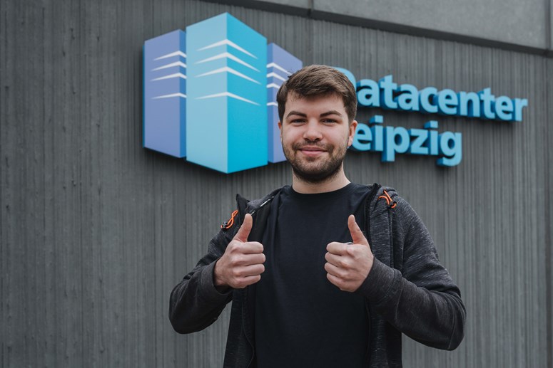 Auszubildender Bereich Fachinformatik Auszubildender der envia TEL vor dem Datacenter Leipzig