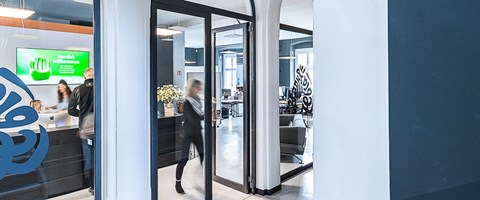Büro zebra group Aufnahme des Büroeingangs der zebra group in Chemnitz