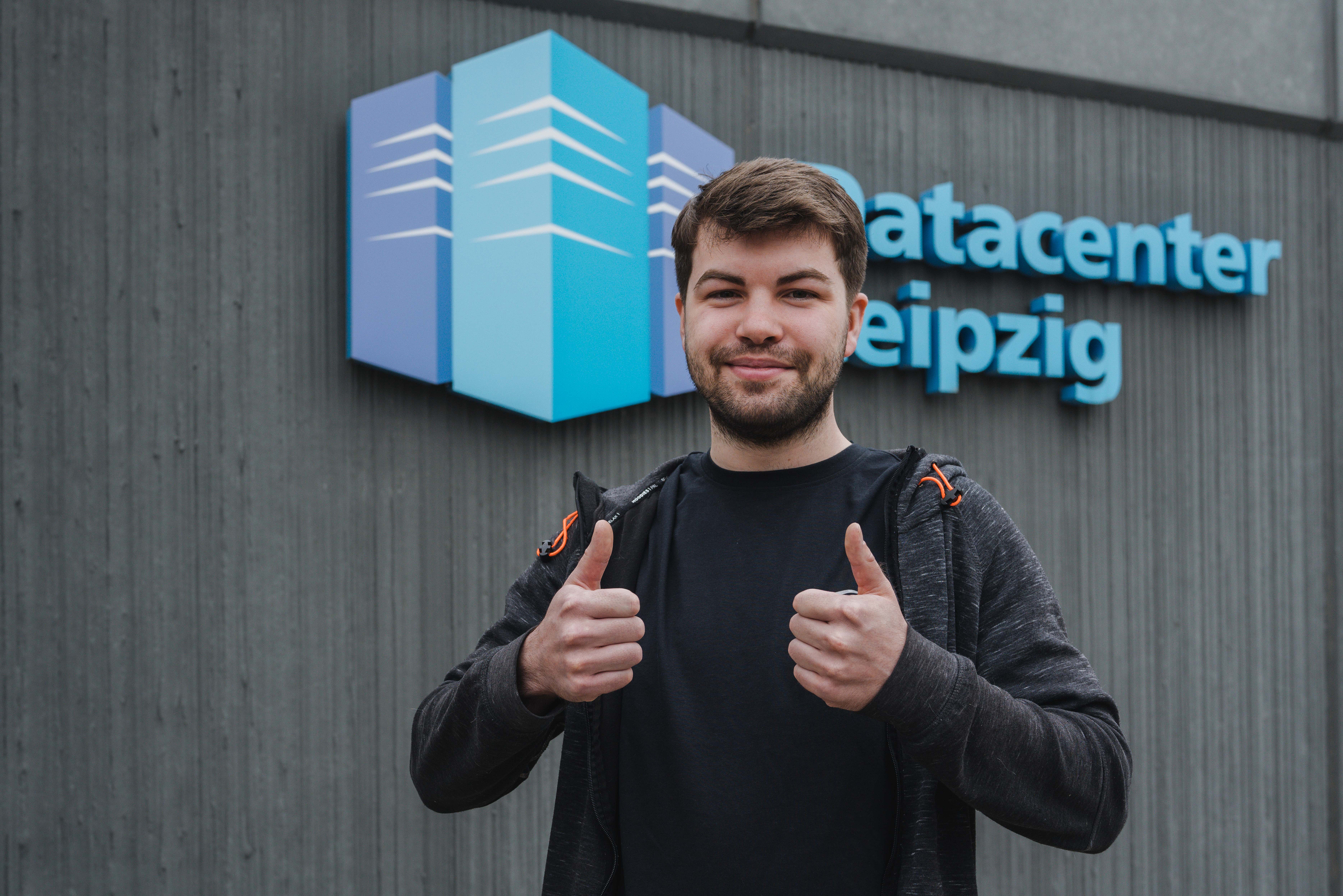 Auszubildender der envia TEL vor dem Datacenter Leipzig