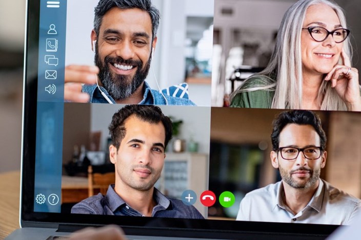 Smart Services Videoanruf mit vier Teilnehmern am Computer