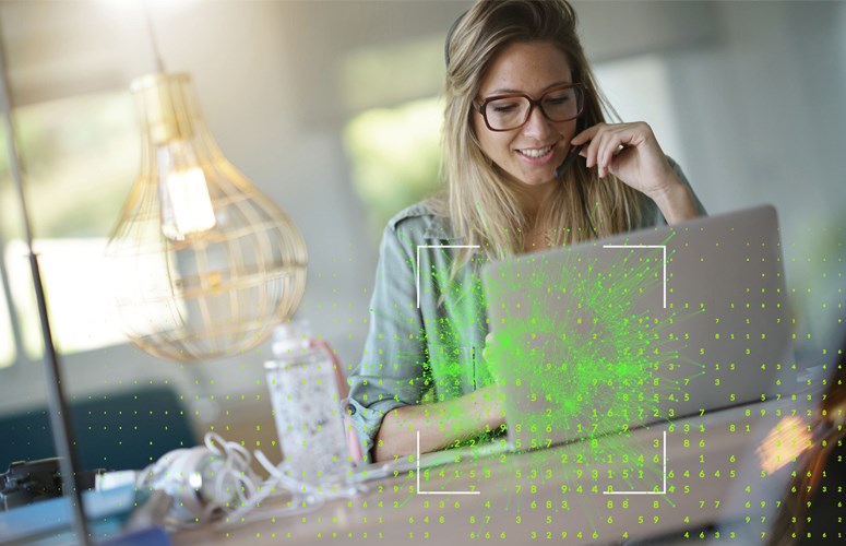 Sicher arbeiten im Homeoffice Frau arbeitet mit Laptop im Homeoffice. Grafik im Vordergrund deutet potentielle Bedrohung an.