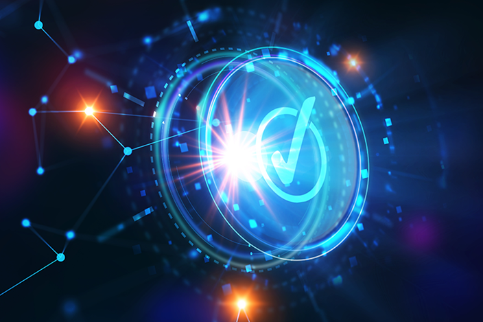 Zertifizierung nach DIN EN50600 erfolgreich bestanden Grafik zeigt einen virtuellen blauen Haken, der die erfolgreiche Zertifizierung nach DIN E50600 symbolisiert.