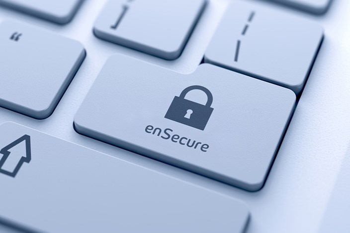enSecure schließt Sicherheitslücke im MS Exchange Server Computertastatur zeigt ein Schloss-Symbol mit der Bezeichnung enSecure
