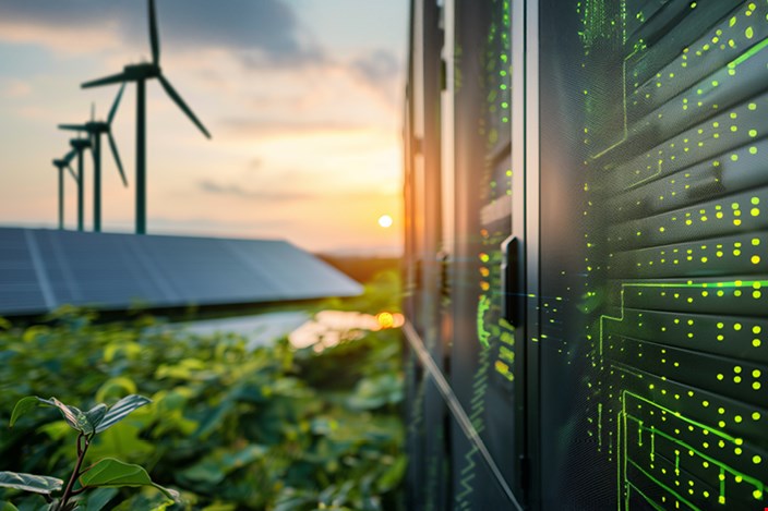 Energieeffiziente Rechenzentren Serverschrank mit LEDs, im Hintergrund Windkrafträder und Solarpaneele