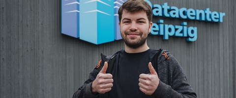 envia TEL Ausbildung Fachinformatiker Auszubildender der envia TEL vor dem Datacenter Leipzig