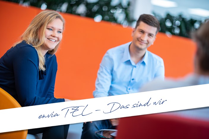envia TEL – Das sind wir. Drei Mitarbeiter der envia TEL unterhalten sich in lockerer Runde