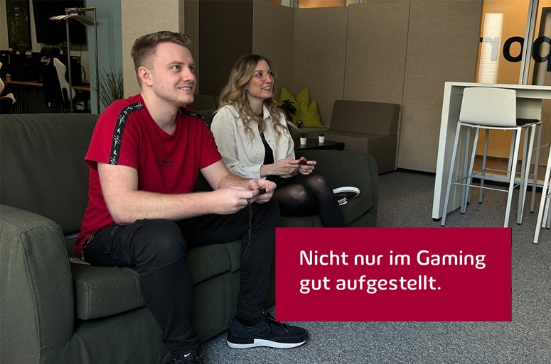 eSports Team der envia TEL Lucas und Selina von envia TEL mit Controllern in der Hand