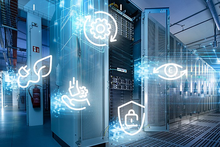 Gründe für die Auslagerung Ihrer Server Offener Serverschrank mit weißen digitalen Sicherheitsgrafiken im Vordergrund