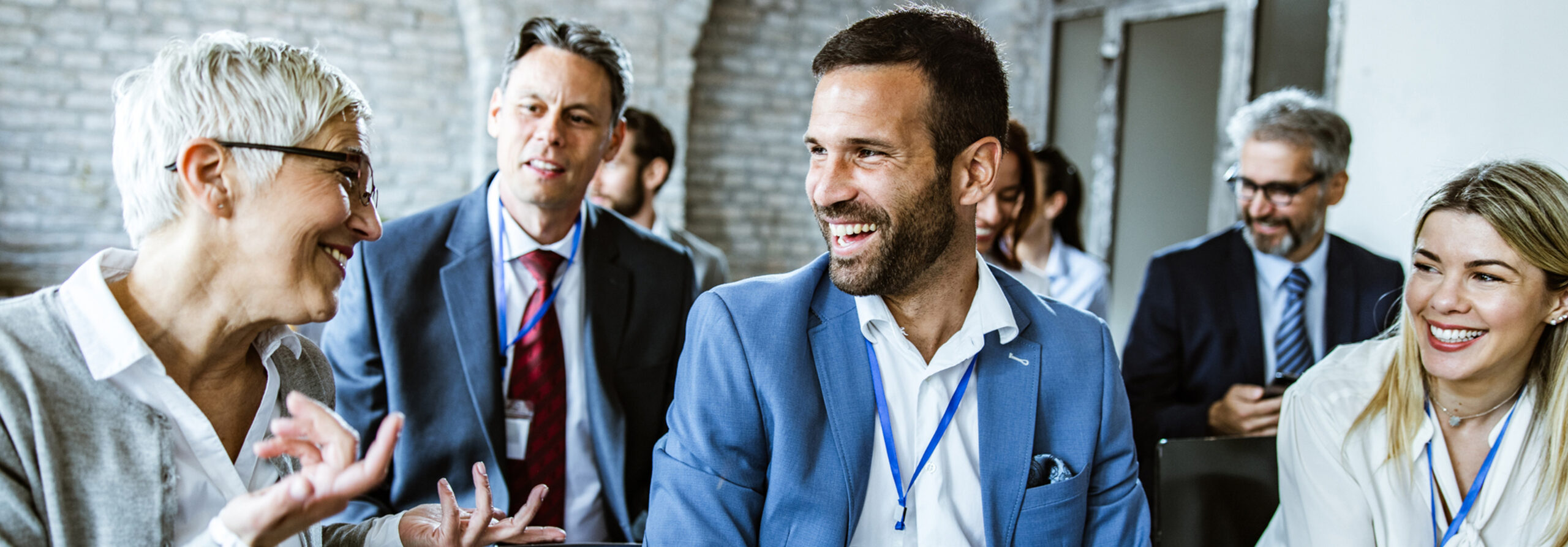 Gruppe von Menschen unterhält sich und lacht dabei