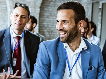 Veranstaltungen Gruppe von Menschen unterhält sich und lacht dabei