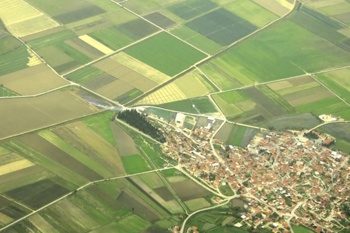 Unternehmen auf dem Land Eine Gemeinde fotografiert aus der Luftperspektive