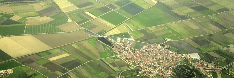 Unternehmen auf dem Land Eine Gemeinde fotografiert aus der Luftperspektive