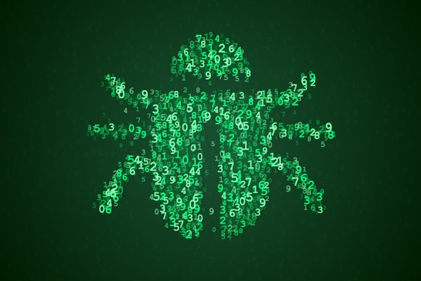 Malware und Ransomware: Was ist das? Grüner digitaler Bug auf einem Monitor.