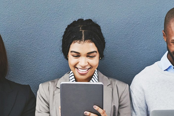 Fachkräftegewinnung mit Glasfaser Gruppe von Menschen mit Handy, Tablet und Computer in der Hand