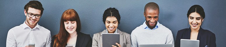 Fachkräftegewinnung mit Glasfaser Gruppe von Menschen mit Handy, Tablet und Computer in der Hand