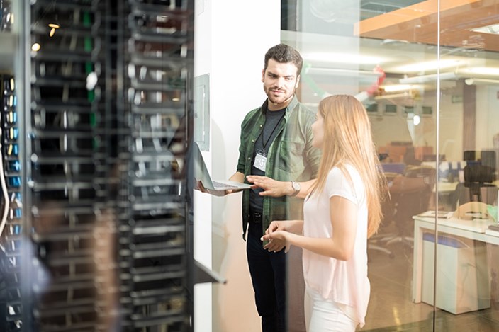 Internes Rechenzentrum auf dem Prüfstand IT-Fachkräfte vor Serverschrank
