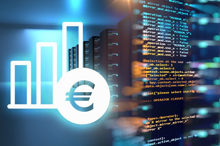 Server-Investitionen für die Zukunft Serverschrank mit Code und weißem Diagramm