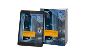 Leitfaden Datacenter Whitepaper-Cover mit offenem Serverschrank, dargestellt auf einem Tablet und Buch