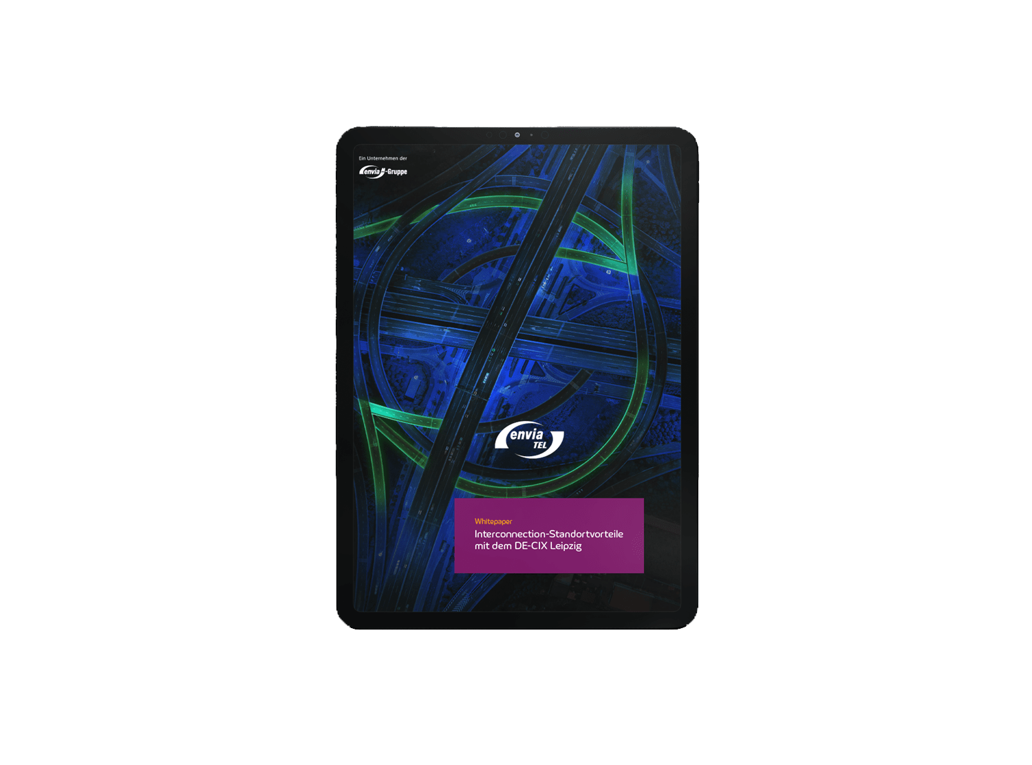 Das Cover des Whitepapers, auf einem Tablet abgebildet, zeigt eine digitale Autobahn sowie den Titel des Whitepapers und das Logo der envia TEL
