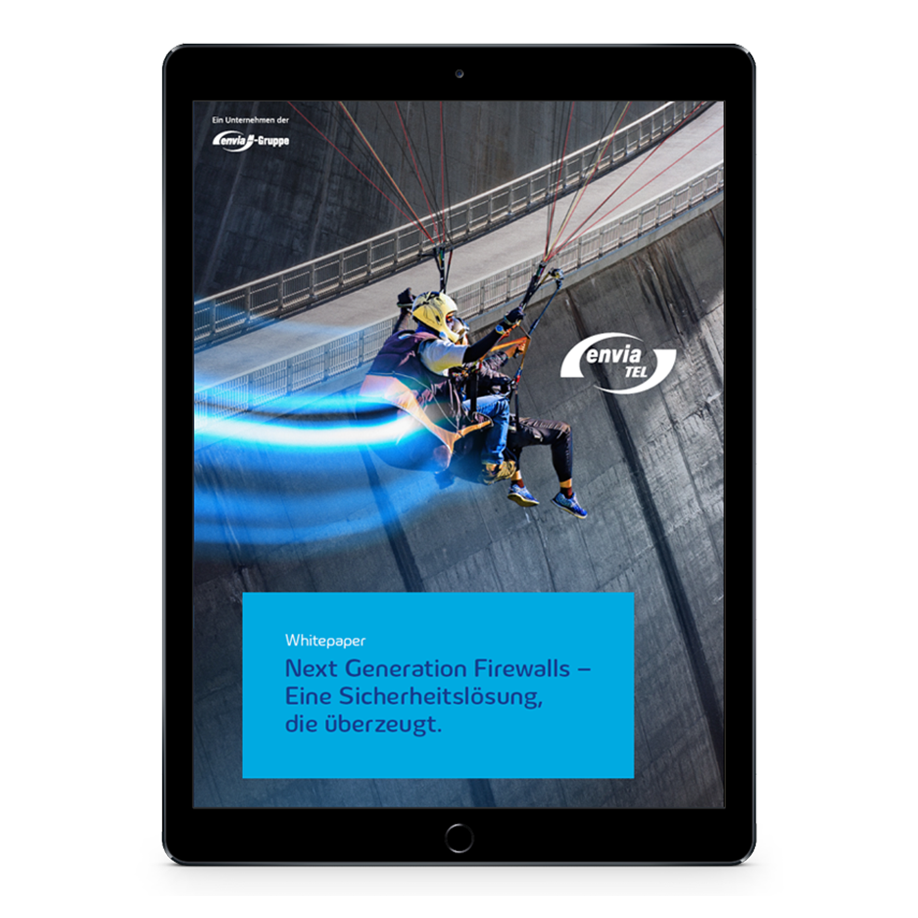 Zwei Personen fliegen mit einem Gleitschirm vor einer Staumauer