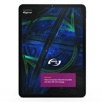 Whitepaper DE-CIX-Leipzig enivaTEL Das Cover des Whitepapers, auf einem Tablet abgebildet, zeigt eine digitale Autobahn sowie den Titel des Whitepapers und das Logo der envia TEL