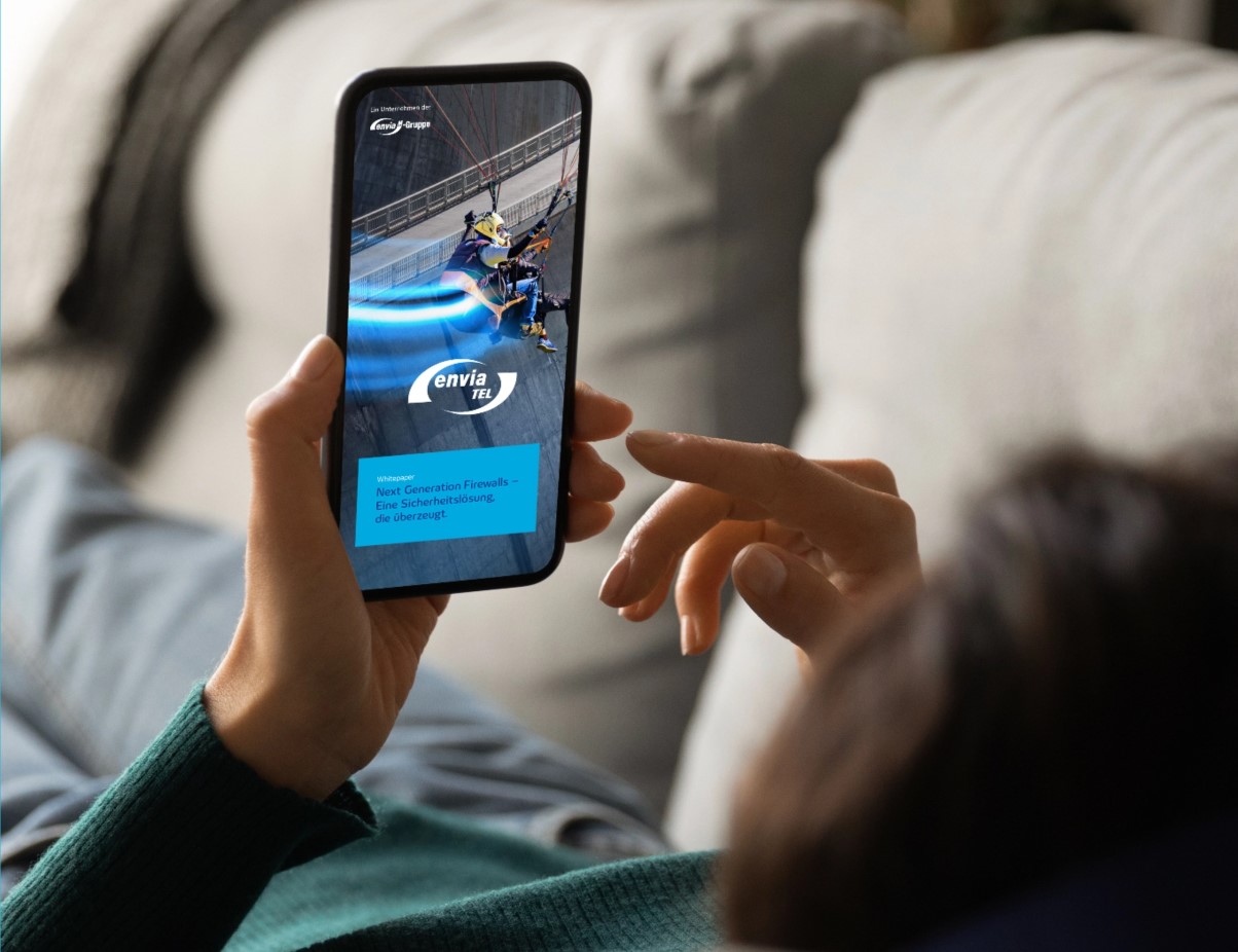 Frau mit Smartphone in der Hand, mit dem Cover des E-Books 