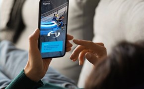 Ebook Next Generation-Firewall Frau mit Smartphone in der Hand, mit dem Cover des E-Books