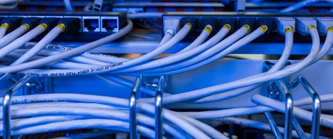 Envia TEL Anschluss Server mit Anschlusskabeln