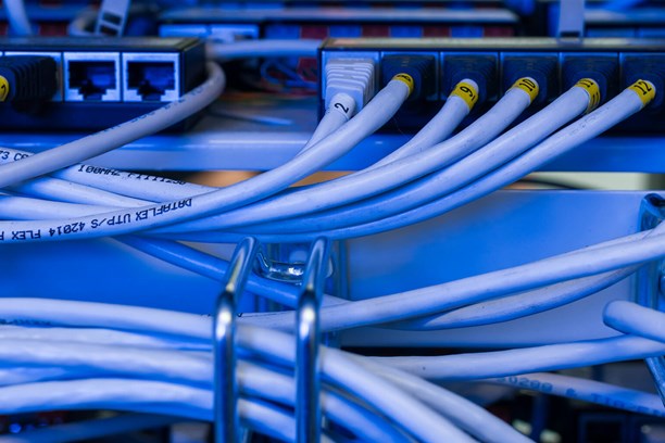 Envia TEL Anschluss Server mit Anschlusskabeln