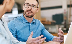 Referenzen envia TEL Mitarbeiter im Kundengespräch