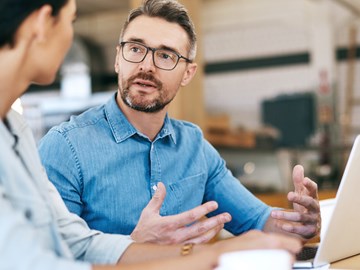 Referenzen envia TEL Mitarbeiter im Kundengespräch