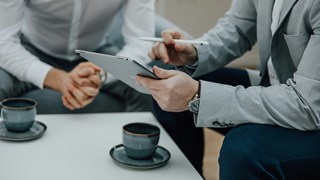 Porträt Zwei Männer arbeiten zusammen am Tablet