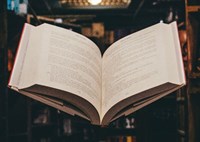 Bibliothek-Wissen Lehrreiches Buch schwebt in Bücherei