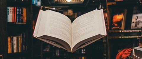 Bibliothek-Wissen Lehrreiches Buch schwebt in Bücherei