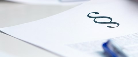 Compliance Dokumente liegen auf dem Tisch