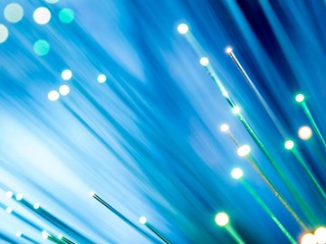 Die Vorteile von Glasfaser Ein Bündel leuchtender Glasfasern