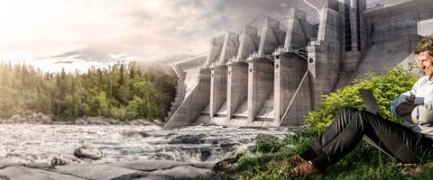 enGiga Secure – Internet plus Next Generation Firewall Mann sitzt mit Laptop entspannt unter einem Baum, während eine gigantischen Mauer die Gefahr, die von einem Sturm ausgeht, fernhält.