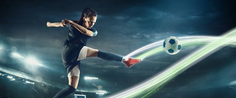 Mehr Kick fuer Ihr Business – schnelles Internet fuer Unternehmen Fussballerin tritt gegen einen Ball. Die Bewegung wird durch Lichtstreifen untermalt.