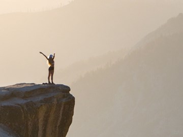 Gipfel-Bergsteigen-Erfolg Bergsteigerin feiert ihren Aufstieg