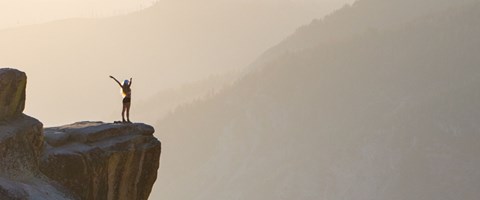 Gipfel-Bergsteigen-Erfolg Bergsteigerin feiert ihren Aufstieg
