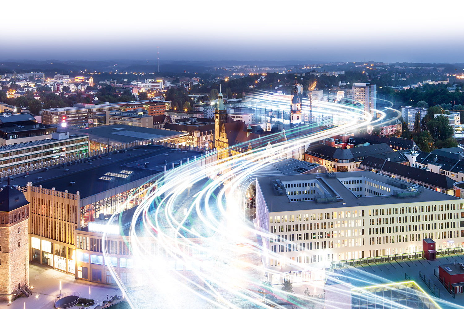 Nachtansicht von Chemnitz mit Lichtschweif, der die Datenautobahn symbolisiert.
