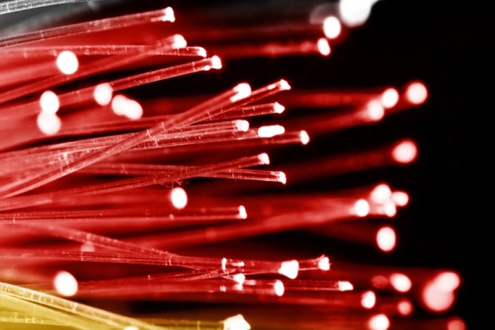 Glasfaser für Deutschland Nahaufnahme von Kabeln in den Farben Schwarz, Rot und Gelb