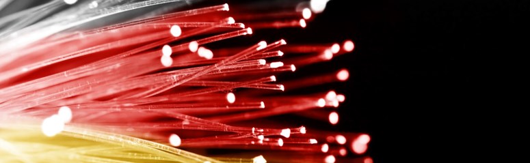 Glasfaser für Deutschland Nahaufnahme von Kabeln in den Farben Schwarz, Rot und Gelb