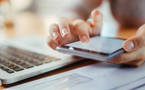 Kontakt Nahaufnahme einer weiblichen Hand, die ein Handy bedient