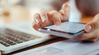 Kontakt Nahaufnahme einer weiblichen Hand, die ein Handy bedient