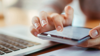 Kontakt Nahaufnahme einer weiblichen Hand, die ein Handy bedient