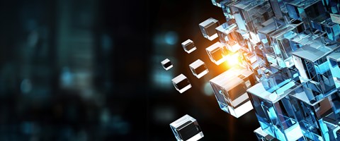 Kubernetes Cluster Konstrukt bestehend aus einzelnen Würfeln, die sich vereinzelt lösen, mit gelbem Licht im Hintergrund