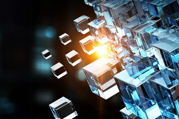 Kubernetes Cluster Konstrukt bestehend aus einzelnen Würfeln, die sich vereinzelt lösen, mit gelbem Licht im Hintergrund