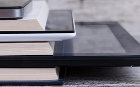 News und Presse Stapel mit Büchern und Tablets