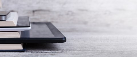 News und Presse Stapel mit Büchern und Tablets